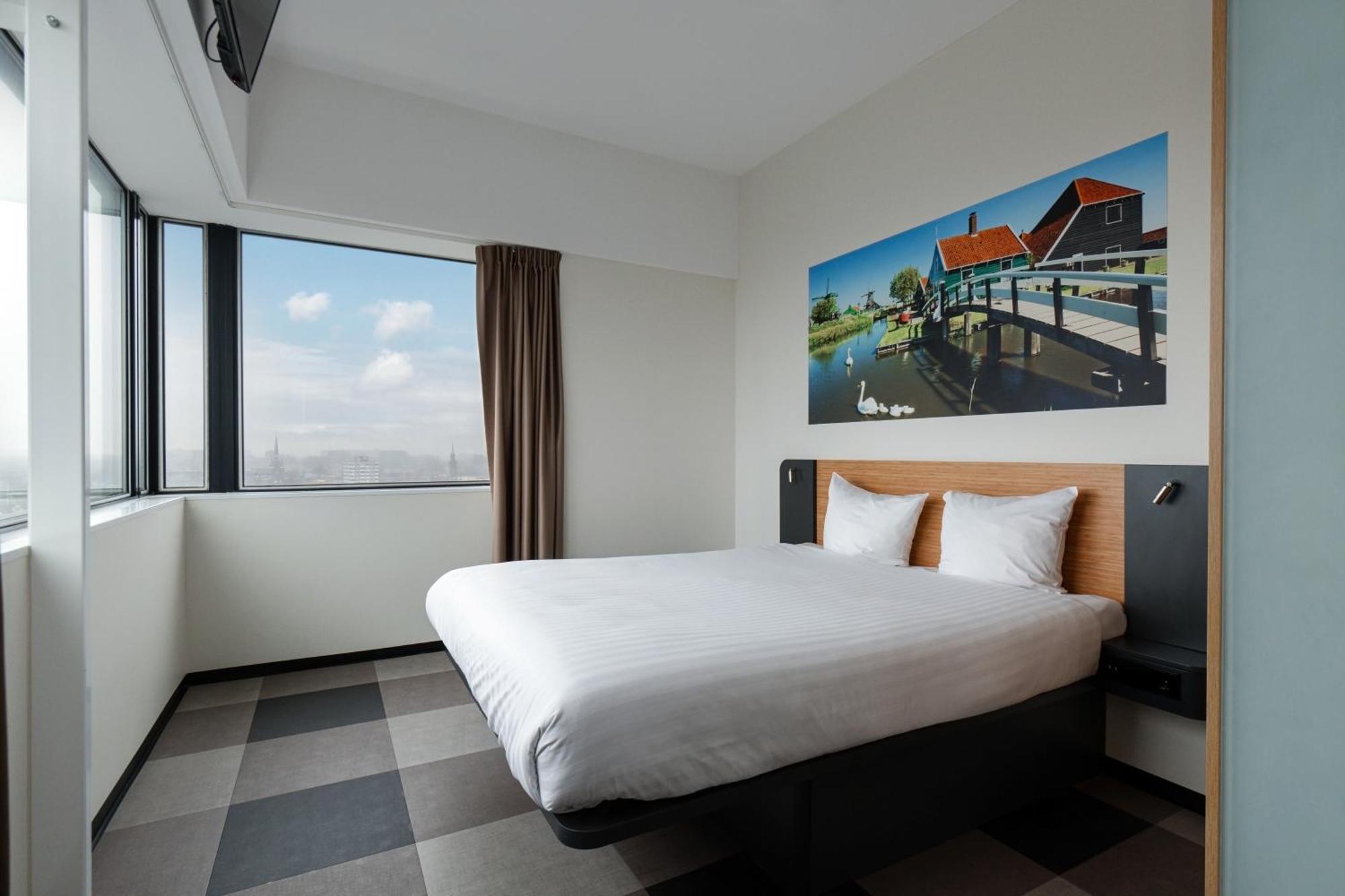 Easyhotel Amsterdam 2*