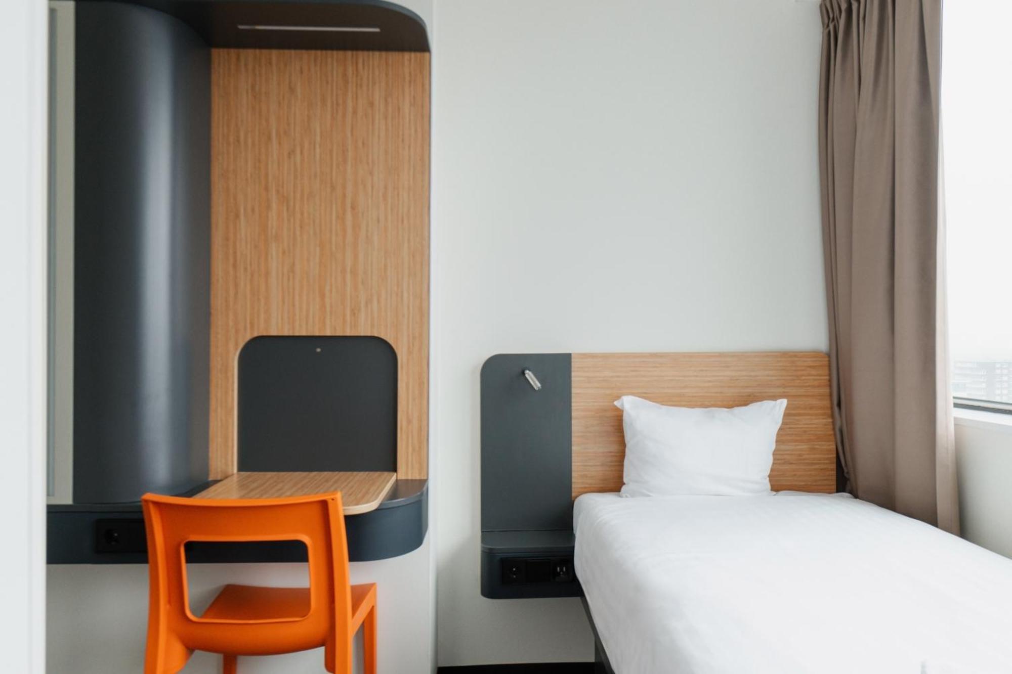 Hotel Easyhotel Amsterdam 2*