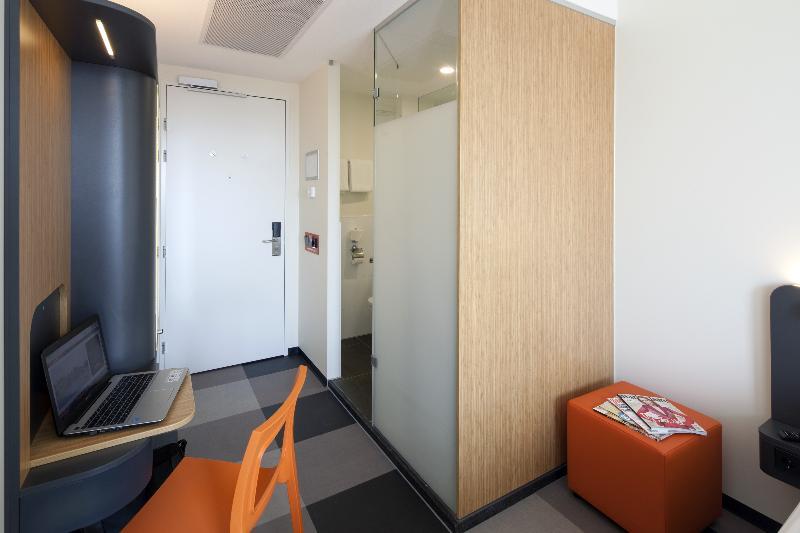 Easyhotel Amsterdam 2*